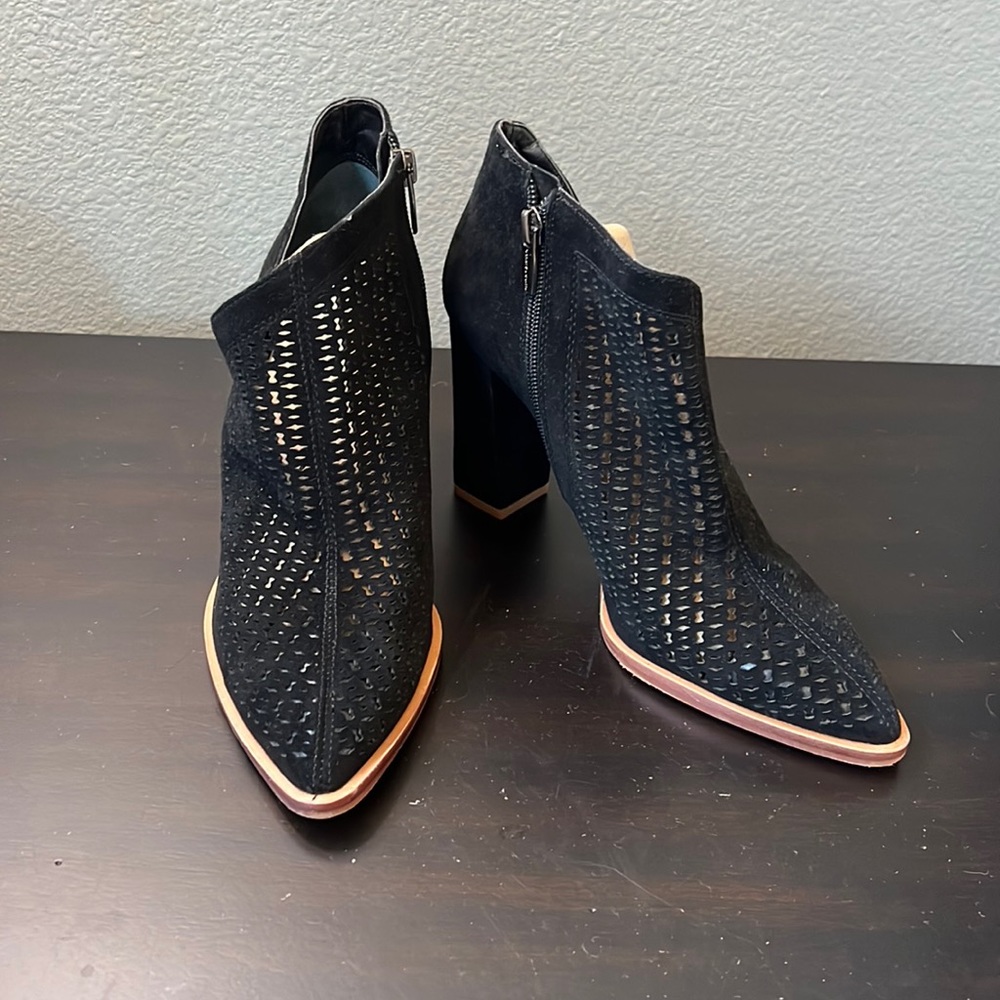 Vince Camuto Lorva Suede Perforated Ankle Booties size 9/39 Black
